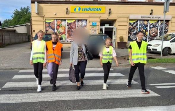 Uczniowie z Jeżewa wspierali seniorów w ramach akcji „Odblaskowa Szkoła”