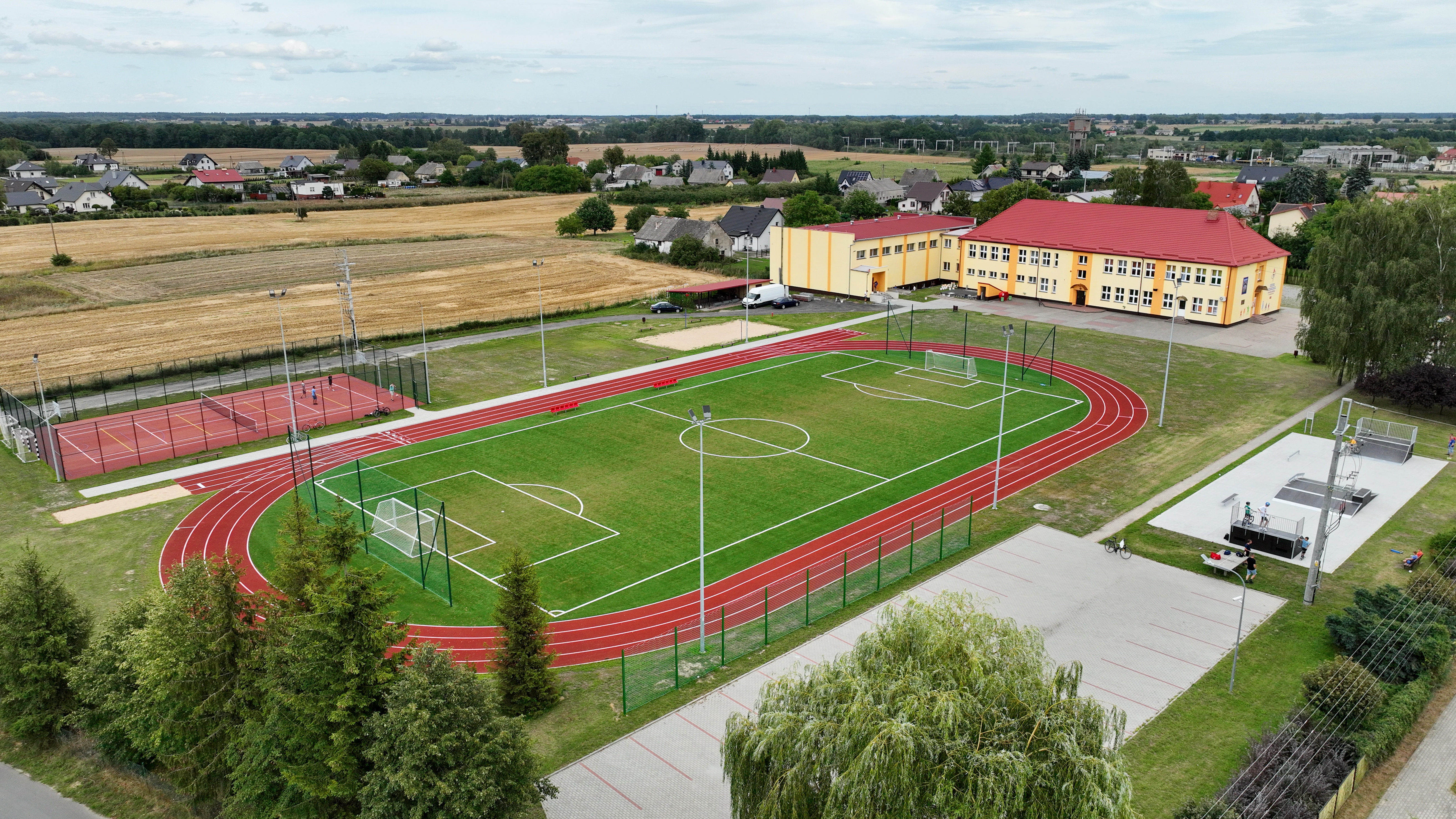 Wielofunkcyjne boisko sportowe i skatepark w Laskowicach