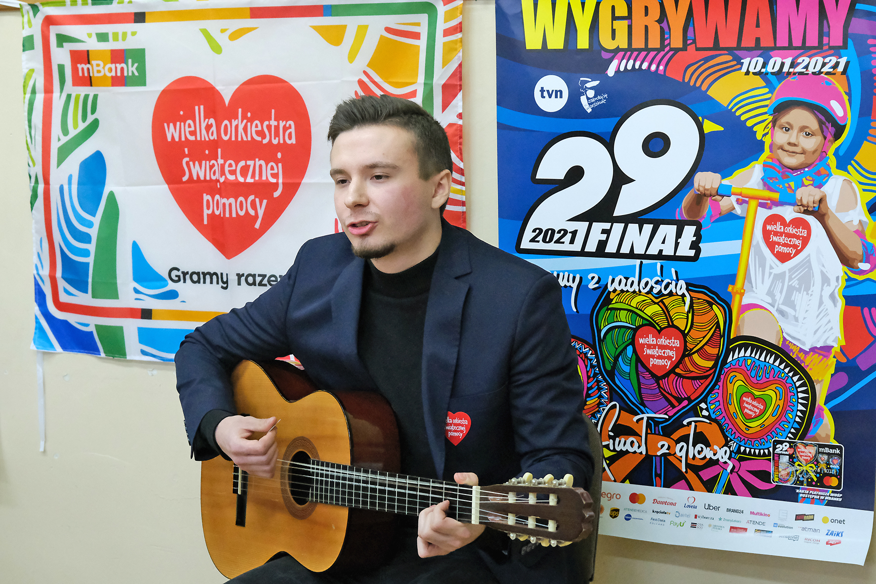 Sebastian Modliszewski gra na gitarze