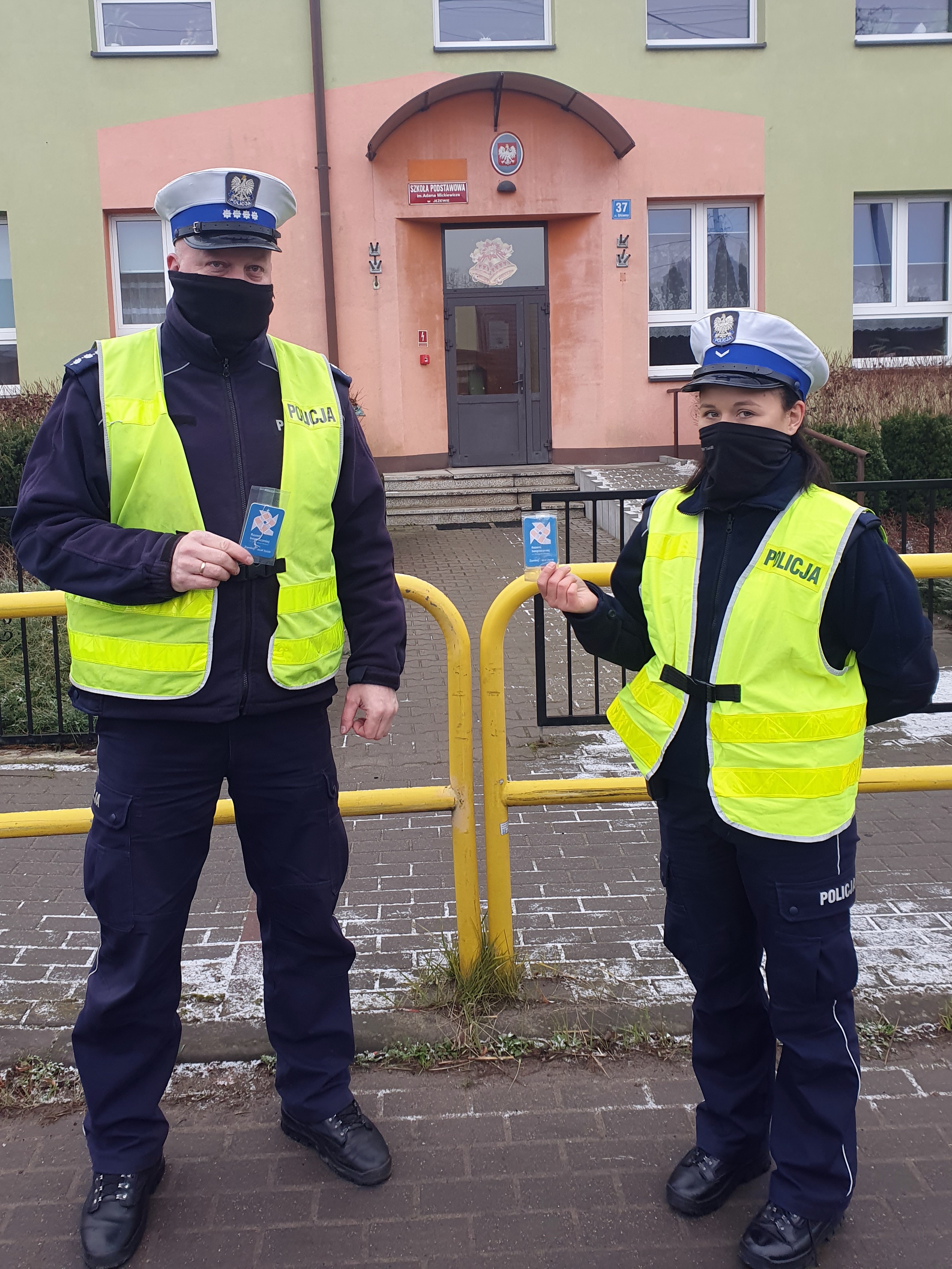 Policjancji promujący akcję Zwolnij - ocal życie