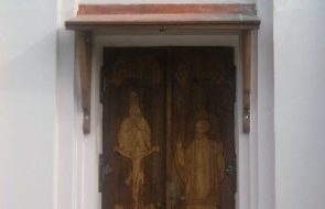  Rzeźbione drzwi główne kościoła w Jeżewie 